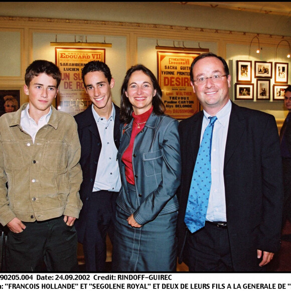 François Hollande et Ségolène Royal avec leurs fils Julien et Thomas lors de la pièce "Sarah" au théâtre Edouard VII en 2002.