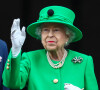 La reine Elisabeth II d'Angleterre - La famille royale au balcon du palais de Buckingham lors de la parade de clôture de festivités du jubilé de la reine à Londres