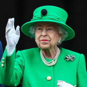 La reine Elisabeth II d'Angleterre - La famille royale au balcon du palais de Buckingham lors de la parade de clôture de festivités du jubilé de la reine à Londres