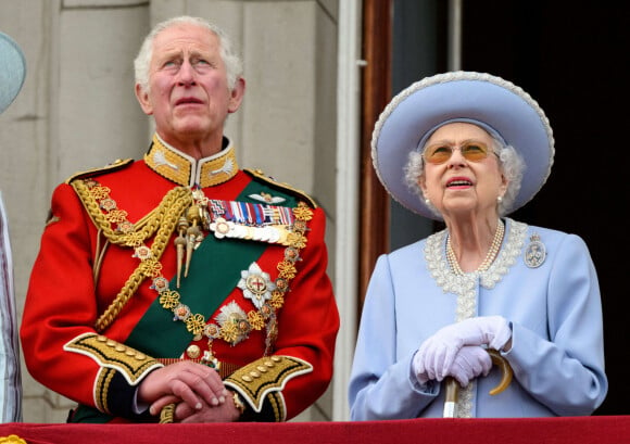 Le prince Charles, prince de Galles, La reine Elisabeth II d'Angleterre - Les membres de la famille royale saluent la foule depuis le balcon du Palais de Buckingham, lors de la parade militaire "Trooping the Colour" dans le cadre de la célébration du jubilé de platine (70 ans de règne) de la reine Elizabeth II à Londres, le 2 juin 2022. © Avalon/Panoramic/Bestimage 