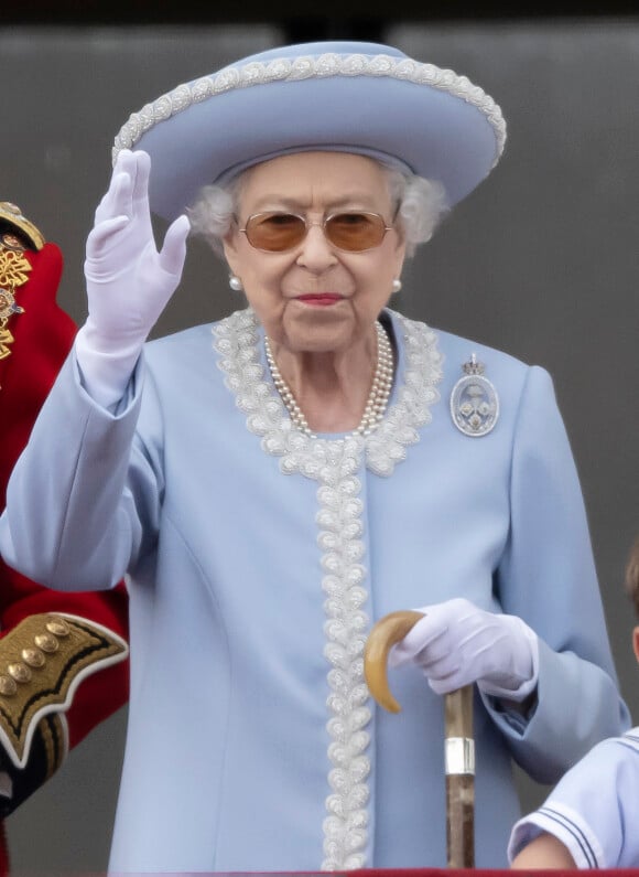 La reine Elisabeth II d'Angleterre - Les membres de la famille royale saluent la foule depuis le balcon du Palais de Buckingham, lors de la parade militaire "Trooping the Colour" dans le cadre de la célébration du jubilé de platine (70 ans de règne) de la reine Elizabeth II à Londres © Avalon/Panoramic/Bestimage 