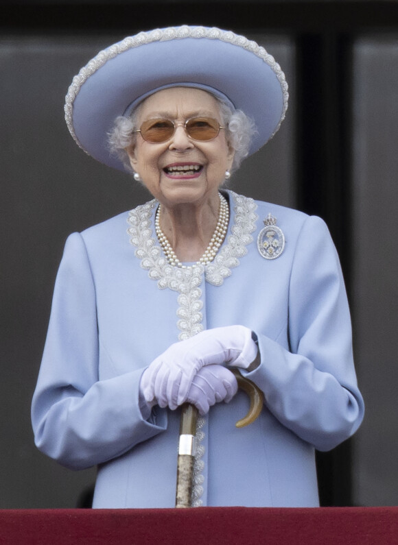 La reine Elisabeth II d'Angleterre - Les membres de la famille royale saluent la foule depuis le balcon du Palais de Buckingham, lors de la parade militaire "Trooping the Colour" dans le cadre de la célébration du jubilé de platine (70 ans de règne) de la reine Elizabeth II à Londres, le 2 juin 2022. © Avalon/Panoramic/Bestimage 