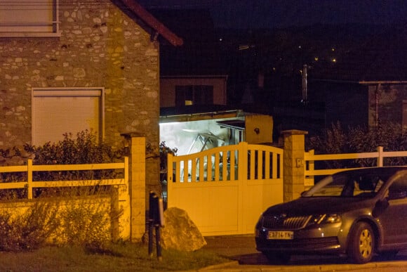 Exclusif - La police judiciaire fouille la maison située à l'adresse du passeport utilisé par Xavier Dupont de Ligonnès lors de son arrestation à Glasgow à Limay le 11 octobre 2019