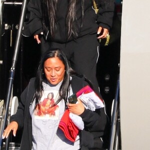 Exclusif - Rihanna, son compagnon, le rappeur A$AP Rocky et leur bébé, porté soigneusement par un garde du corps, descendent de leur jet privé à leur retour à Los Angeles, Etats-Unis le 14 Août 2022. 