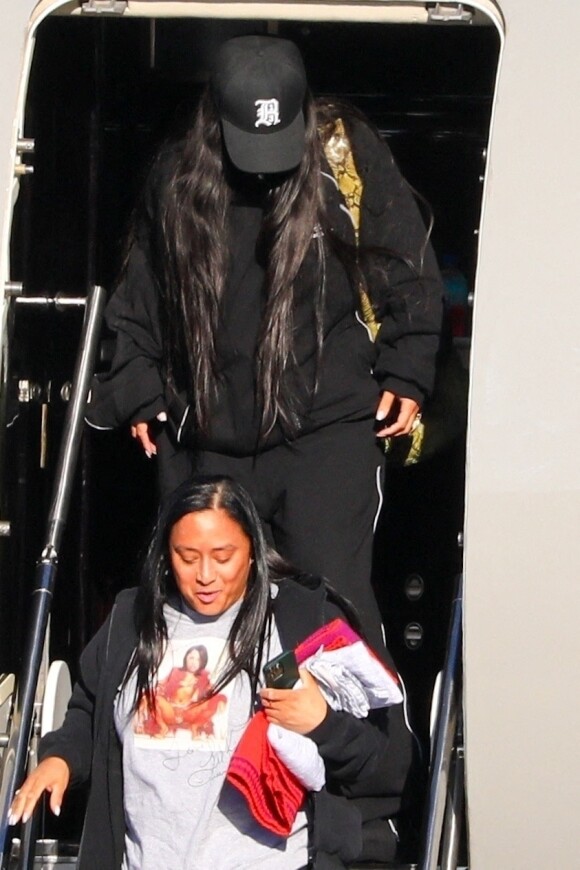 Exclusif - Rihanna, son compagnon, le rappeur A$AP Rocky et leur bébé, porté soigneusement par un garde du corps, descendent de leur jet privé à leur retour à Los Angeles, Etats-Unis le 14 Août 2022. 