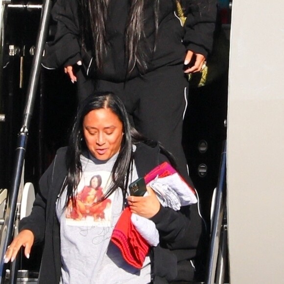 Exclusif - Rihanna, son compagnon, le rappeur A$AP Rocky et leur bébé, porté soigneusement par un garde du corps, descendent de leur jet privé à leur retour à Los Angeles, Etats-Unis le 14 Août 2022. 