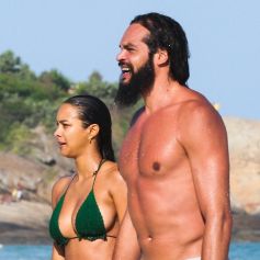 Exclusif - L'ancien basketteur professionnel Joakim Noah et sa femme Lais Ribeiro (l'ange de Victoria's Secret) se baignent sur la plage de Rio de Janeiro au Brésil