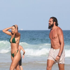 Exclusif - L'ancien basketteur professionnel Joakim Noah et sa femme Lais Ribeiro (l'ange de Victoria's Secret) se baignent sur la plage de Rio de Janeiro au Brésil le 2 aout 2022.