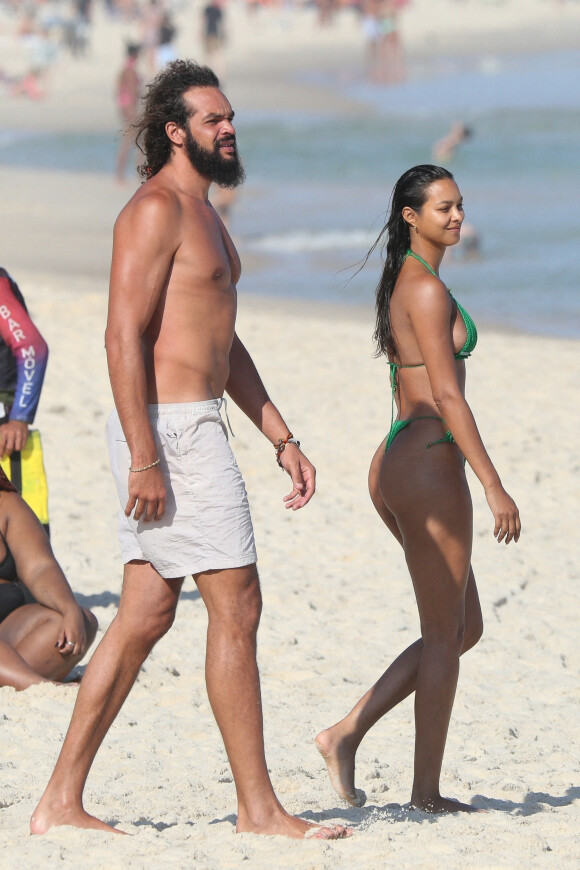 Exclusif - L'ancien basketteur professionnel Joakim Noah et sa femme Lais Ribeiro (l'ange de Victoria's Secret) se baignent sur la plage de Rio de Janeiro au Brésil le 2 aout 2022.