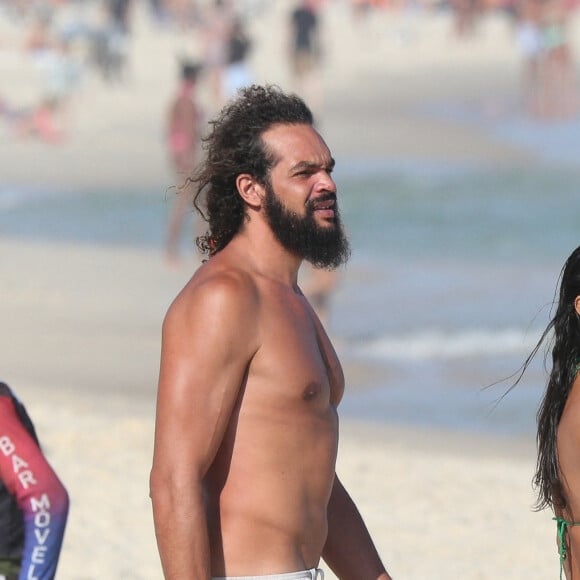 Exclusif - L'ancien basketteur professionnel Joakim Noah et sa femme Lais Ribeiro (l'ange de Victoria's Secret) se baignent sur la plage de Rio de Janeiro au Brésil le 2 aout 2022.