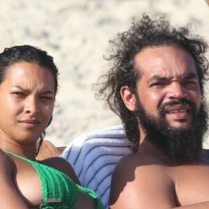 Exclusif - L'ancien basketteur professionnel Joakim Noah et sa femme Lais Ribeiro (l'ange de Victoria's Secret) se baignent sur la plage de Rio de Janeiro au Brésil le 2 aout 2022.