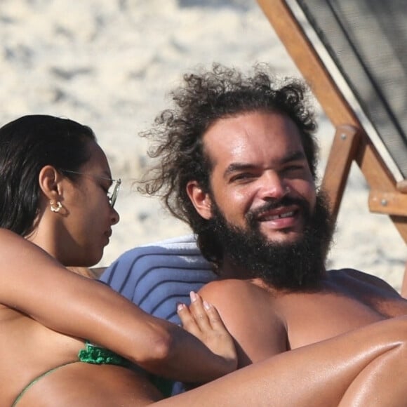 Exclusif - L'ancien basketteur professionnel Joakim Noah et sa femme Lais Ribeiro (l'ange de Victoria's Secret) se baignent sur la plage de Rio de Janeiro au Brésil le 2 aout 2022.