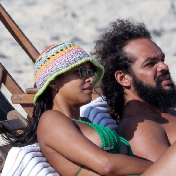 Exclusif - L'ancien basketteur professionnel Joakim Noah et sa femme Lais Ribeiro (l'ange de Victoria's Secret) se baignent sur la plage de Rio de Janeiro au Brésil le 2 aout 2022.