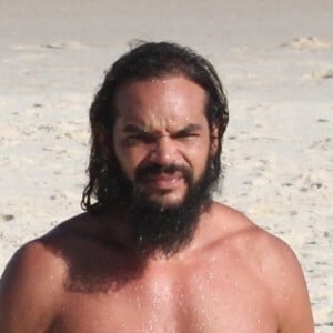 Exclusif - L'ancien basketteur professionnel Joakim Noah et sa femme Lais Ribeiro (l'ange de Victoria's Secret) se baignent sur la plage de Rio de Janeiro au Brésil le 2 aout 2022.