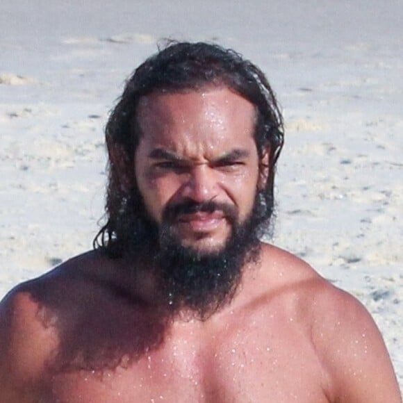 Exclusif - L'ancien basketteur professionnel Joakim Noah et sa femme Lais Ribeiro (l'ange de Victoria's Secret) se baignent sur la plage de Rio de Janeiro au Brésil le 2 aout 2022.