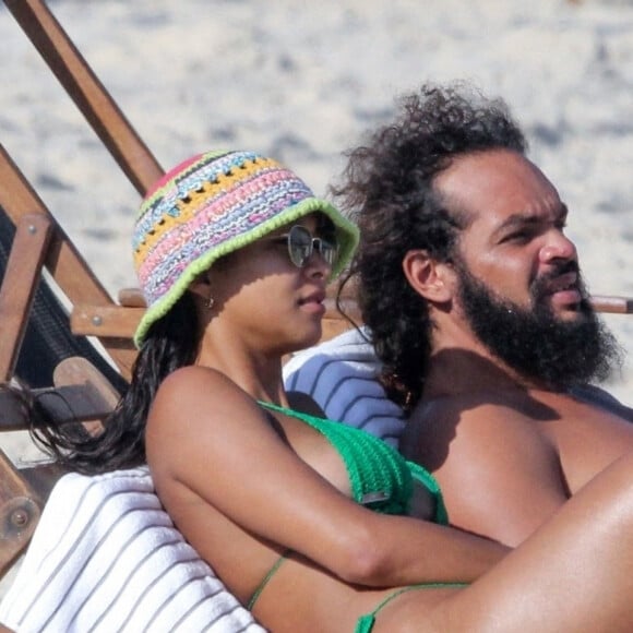 Exclusif - L'ancien basketteur professionnel Joakim Noah et sa femme Lais Ribeiro (l'ange de Victoria's Secret) se baignent sur la plage de Rio de Janeiro au Brésil le 2 aout 2022.