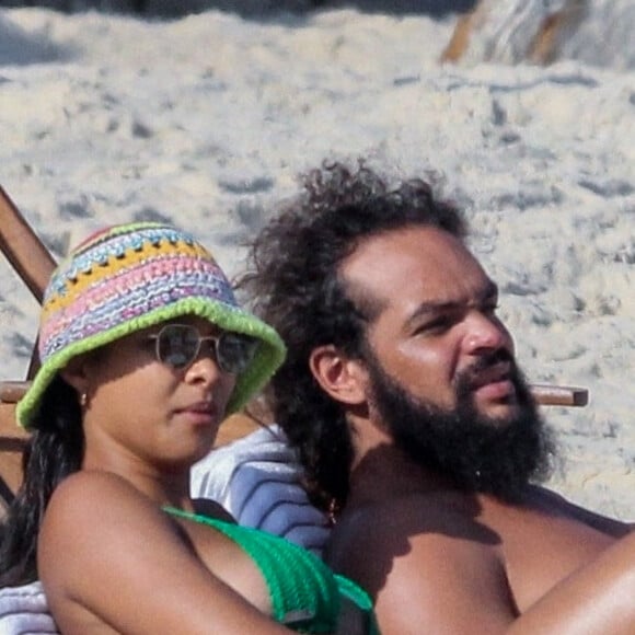 Exclusif - L'ancien basketteur professionnel Joakim Noah et sa femme Lais Ribeiro (l'ange de Victoria's Secret) se baignent sur la plage de Rio de Janeiro au Brésil le 2 aout 2022.