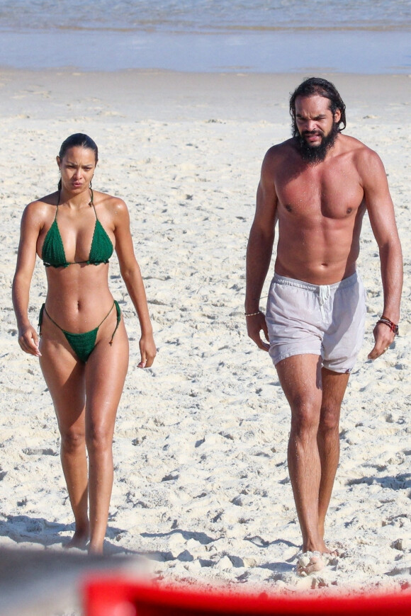 Exclusif - L'ancien basketteur professionnel Joakim Noah et sa femme Lais Ribeiro (l'ange de Victoria's Secret) se baignent sur la plage de Rio de Janeiro au Brésil le 2 aout 2022.