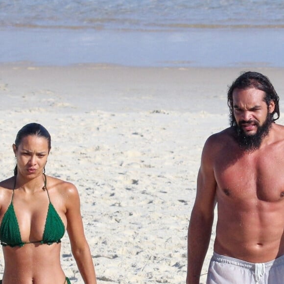 Exclusif - L'ancien basketteur professionnel Joakim Noah et sa femme Lais Ribeiro (l'ange de Victoria's Secret) se baignent sur la plage de Rio de Janeiro au Brésil le 2 aout 2022.