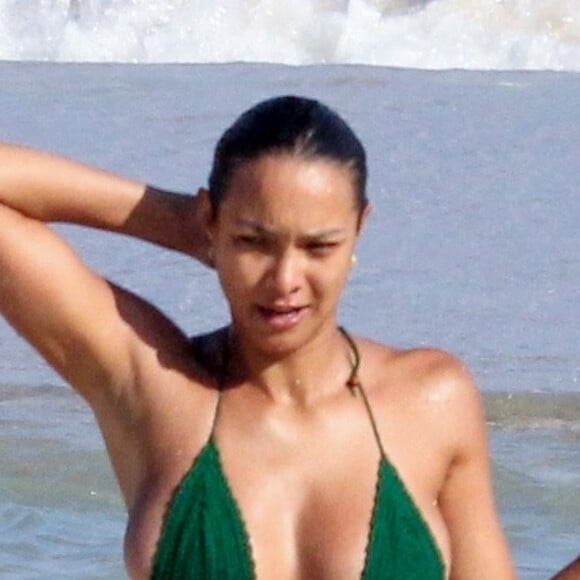 Exclusif - L'ancien basketteur professionnel Joakim Noah et sa femme Lais Ribeiro (l'ange de Victoria's Secret) se baignent sur la plage de Rio de Janeiro au Brésil le 2 aout 2022.