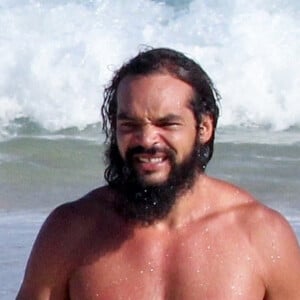 Exclusif - L'ancien basketteur professionnel Joakim Noah et sa femme Lais Ribeiro (l'ange de Victoria's Secret) se baignent sur la plage de Rio de Janeiro au Brésil le 2 aout 2022.