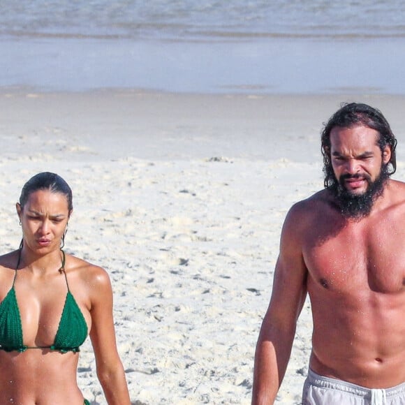 Exclusif - L'ancien basketteur professionnel Joakim Noah et sa femme Lais Ribeiro (l'ange de Victoria's Secret) se baignent sur la plage de Rio de Janeiro au Brésil le 2 aout 2022.