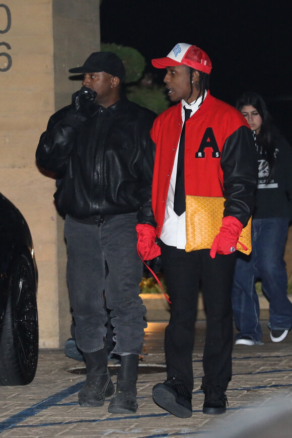 Kanye West et ASAP Rocky à la sortie du restaurant "Nobu" à Los Angeles, le 8 novembre 2021. 