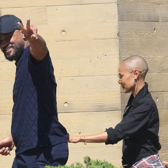 Will Smith et sa femme Jada Pinkett-Smith sortent très souriants du restaurant Nobu à Malibu, Etats-Unis le 13 Août 2022.