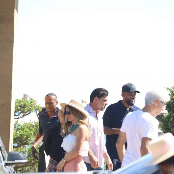 Will Smith et sa femme Jada Pinkett-Smith sortent très souriants du restaurant Nobu à Malibu, Etats-Unis le 13 Août 2022.