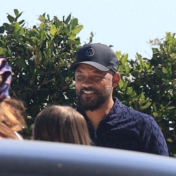 Will Smith et sa femme Jada Pinkett-Smith sortent très souriants du restaurant Nobu à Malibu, Etats-Unis le 13 Août 2022.