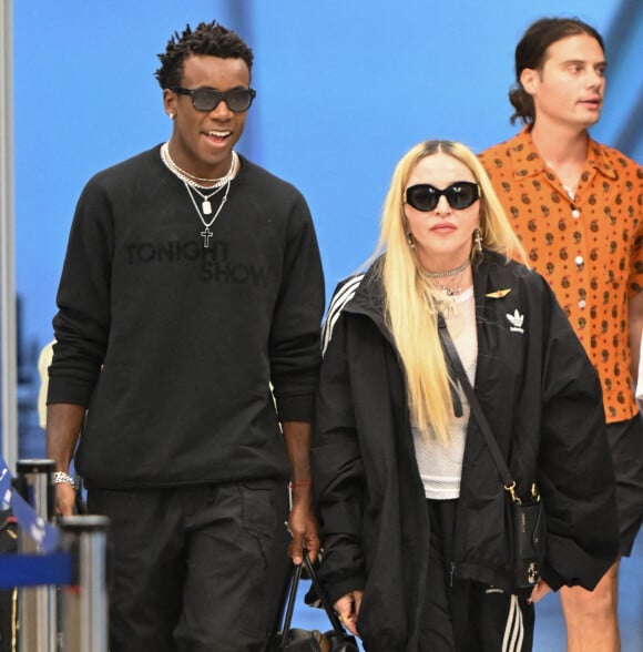 Exclusif - Madonna et son fils David Banda, 16 ans, arrivent à l'aéroport JFK à New York, le 11 août 2022.