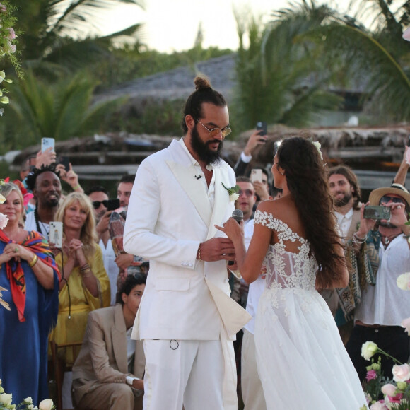 Cecilia Rodhe, Isabelle Camus, Joakim Noah, Lais Ribeiro - Joakim Noah et Lais Ribeiro se sont mariés devant leurs amis et leur famille sur la plage de Trancoso au Brésil le 13 juillet 2022.