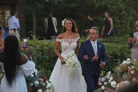 Lais Ribeiro et son père José Ribeiro de Oliveira Filho - Joakim Noah et Lais Ribeiro se sont mariés devant leurs amis et leur famille sur la plage de Trancoso au Brésil le 13 juillet 2022.