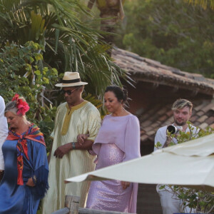 Joakim Noah avec ses parents Yannick Noah et Cecilia Rodhe et Socorro Oliveira Ribeiro - Joakim Noah et Lais Ribeiro se sont mariés devant leurs amis et leur famille sur la plage de Trancoso au Brésil le 13 juillet 2022.