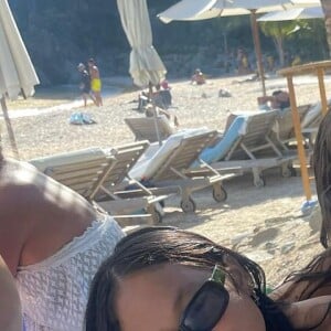 Joy et Jade Hallyday en vacances avec la fille de Calogero, Nina