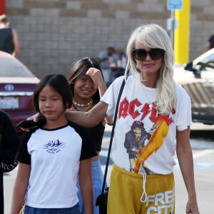 Semi-Exclusif - Laeticia Hallyday a déjeuné chez "In And Out Burger" avec ses filles Jade et Joy, son amie Hortense d'Estève et ses filles Romy et Nina avant d'aller les déposer à l'aéroport LAX de Los Angeles.