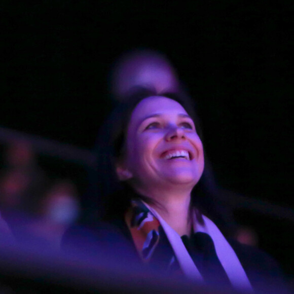 Jean Dujardin, sa femme Nathalie Péchalat et leur fille Jeanne assistent au gala de clôture des championnats du monde de patinage artistique 2022 à Montpellier le 27 mars 2022.