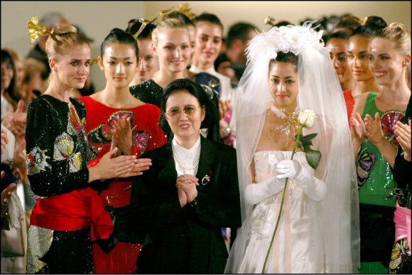 (La styliste japonaise Hanae Mori est morte à l'âge de 96 ans) - Défilé de mode Hanae Mori Collection Haute couture automne hiver 2004 2005 à Paris