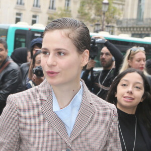 Héloïse Letissier (Christine and The Queens) - Célébrités arrivent au défilé Stella McCartney prêt-à-porter Printemps/Eté 2018 lors de la Paris Fashion Week à l'opéra Garnier à Paris, France, le 2 octobre 2017. © CVS-Veeren/Bestimage 