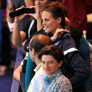 Laure Manaudou avec sa fille Manon felicite son compagnon Frederick Bousquet, vainqueur du relais masculin 4x50m 4 nages lors des Championnats d' Europe de Natation a Chartres le 22 novembre 2012.