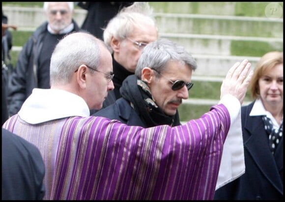 Lambert Wilson aux obsèques de son père à l'Eglise Saint-Roch à Paris (8 février 2010)