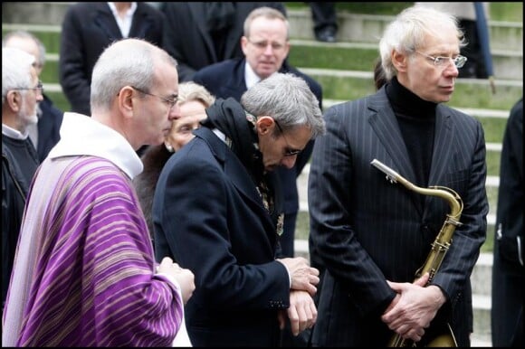 Lambert Wilson et son frère Jean-Marie (avec son saxophone) aux obsèques de leur père à l'Eglise Saint-Roch à Paris (8 février 2010)