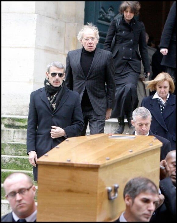 Lambert et Jean-Marie Wilson aux obsèques de leur père à l'Eglise Saint-Roch à Paris (8 février 2010)