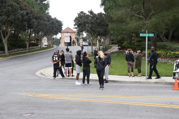 Les fans arrivent à Newport Coast devant le domicile du champion de basket américain Kobe Bryant mort à 41 ans dans un accident d'hélicoptère à Calabasas, Los Angeles, le 26 janvier 2020