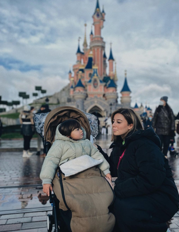 Annily et Maggy, les deux filles de la chanteuse Alizée, à Disney Land Paris.