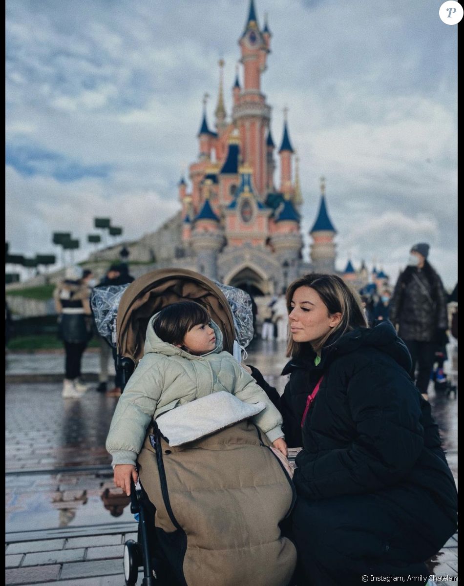 Annily et Maggy, les deux filles de la chanteuse Alizée, à Disney Land Paris.