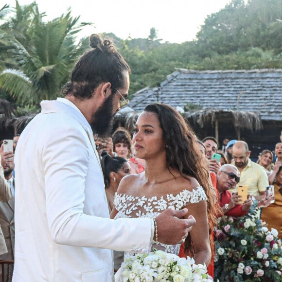 Joakim Noah et Lais Ribeiro se sont mariés devant leurs amis et leur famille sur la plage de Trancoso au Brésil le 13 juillet 2022.