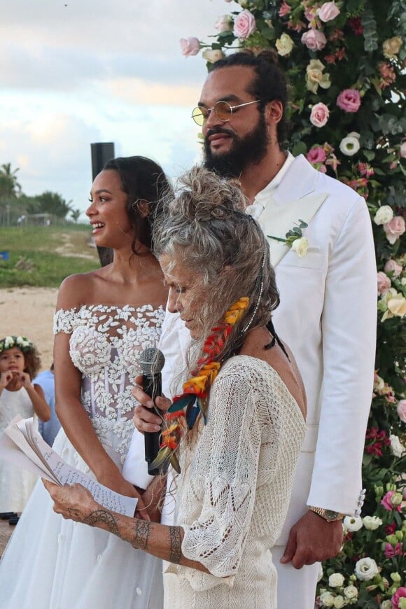 Joakim Noah et Lais Ribeiro se sont mariés devant leurs amis et leur famille sur la plage de Trancoso au Brésil le 13 juillet 2022.