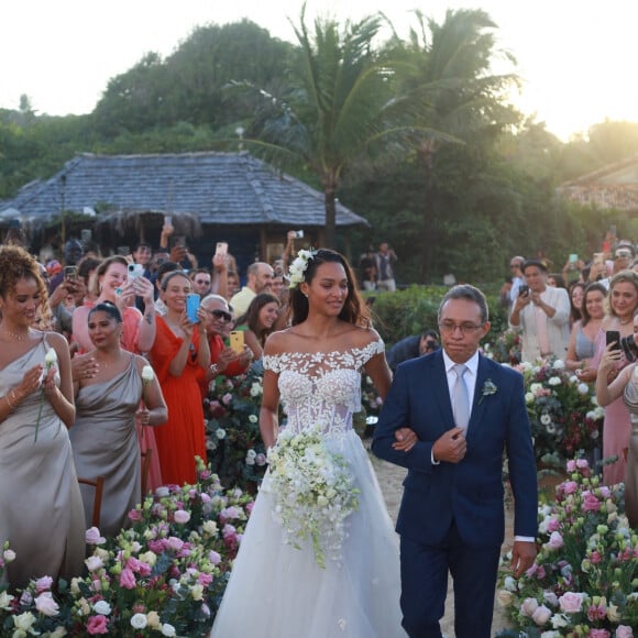 Lais Ribeiro et son père José Ribeiro de Oliveira Filho sur la plage de Trancoso au Brésil le 13 juillet 2022.