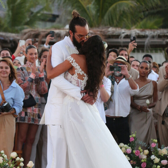 Joakim Noah et Lais Ribeiro se sont mariés devant leurs amis et leur famille sur la plage de Trancoso au Brésil le 13 juillet 2022.